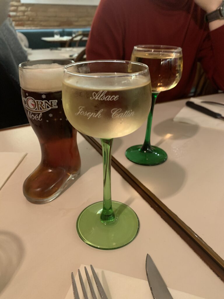 アルザスの伝統的なワイングラスにあ入ったリースリングなどのワイングラス Photo by World Wine With(筆者撮影)