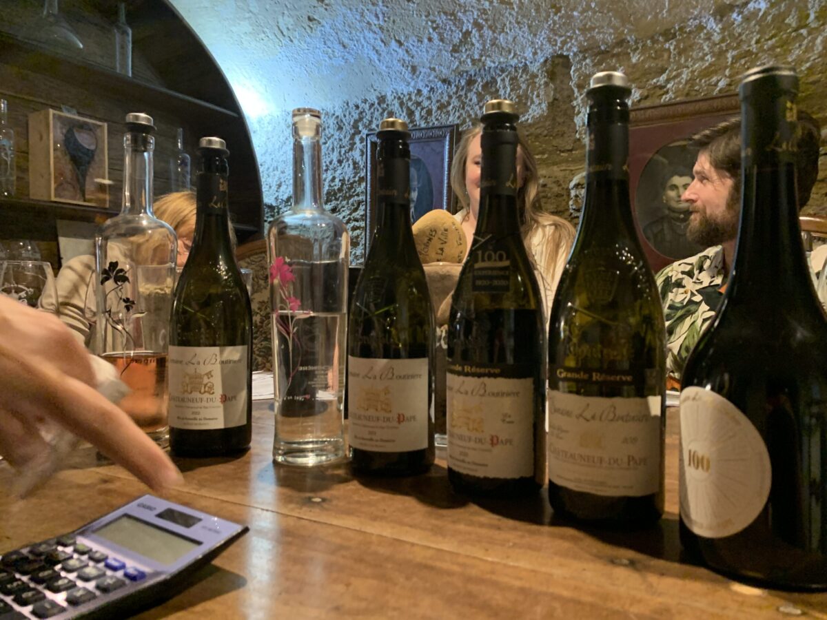 ラ・ブティニエールのワインの試飲の様子