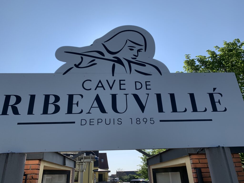 カーヴ・ド・リボーヴィレの看板