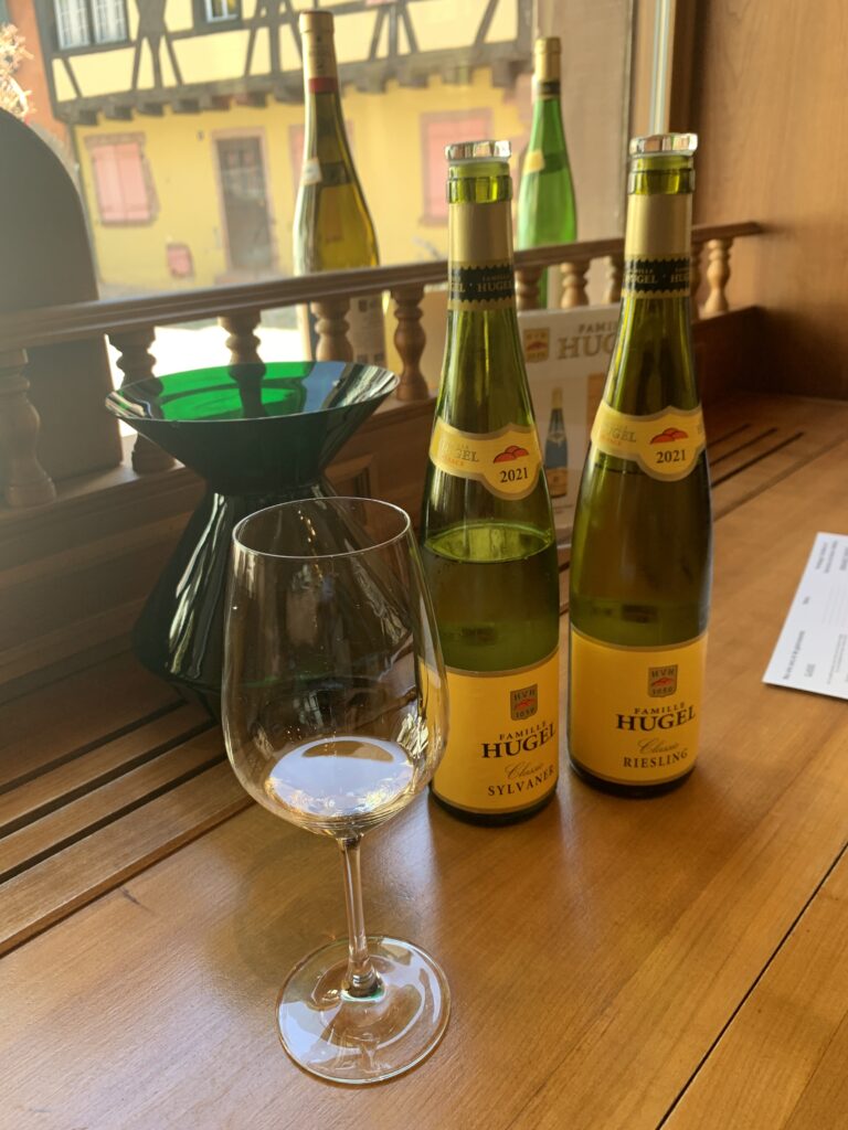 ヒューゲル店内のワインの試飲の様子