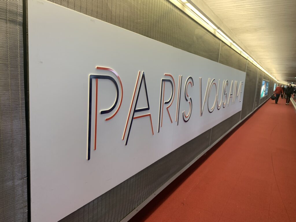 著者が訪れたフランス・シャルル・ド・ゴール・空港のフランス語看板