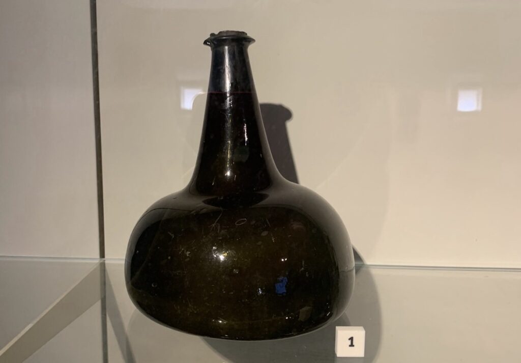 筆者が撮影した、スコットランド博物館の昔のワインボトル